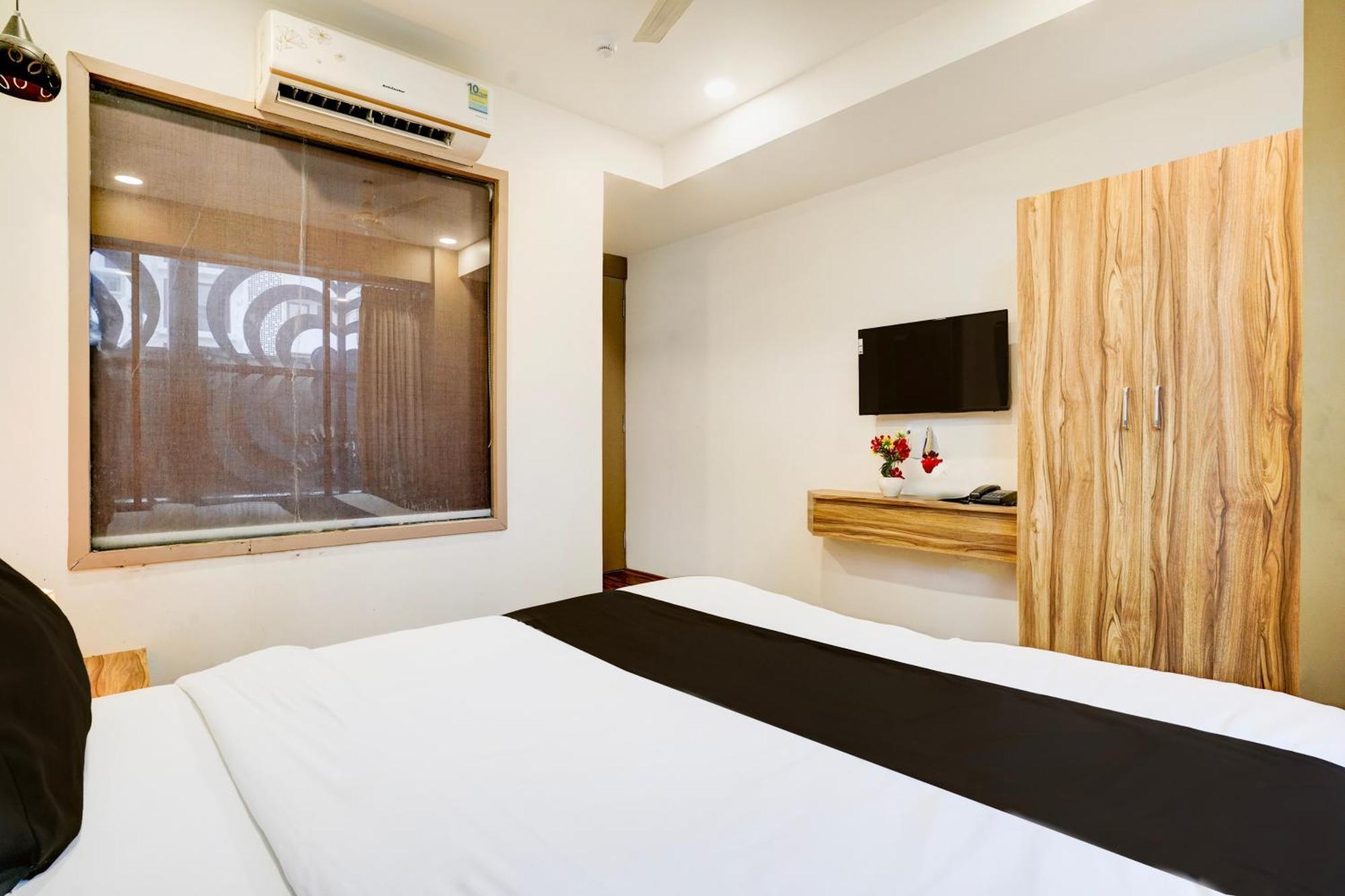 Super Collection O Vesu Surat Formerly Hotel Signature Exterior photo